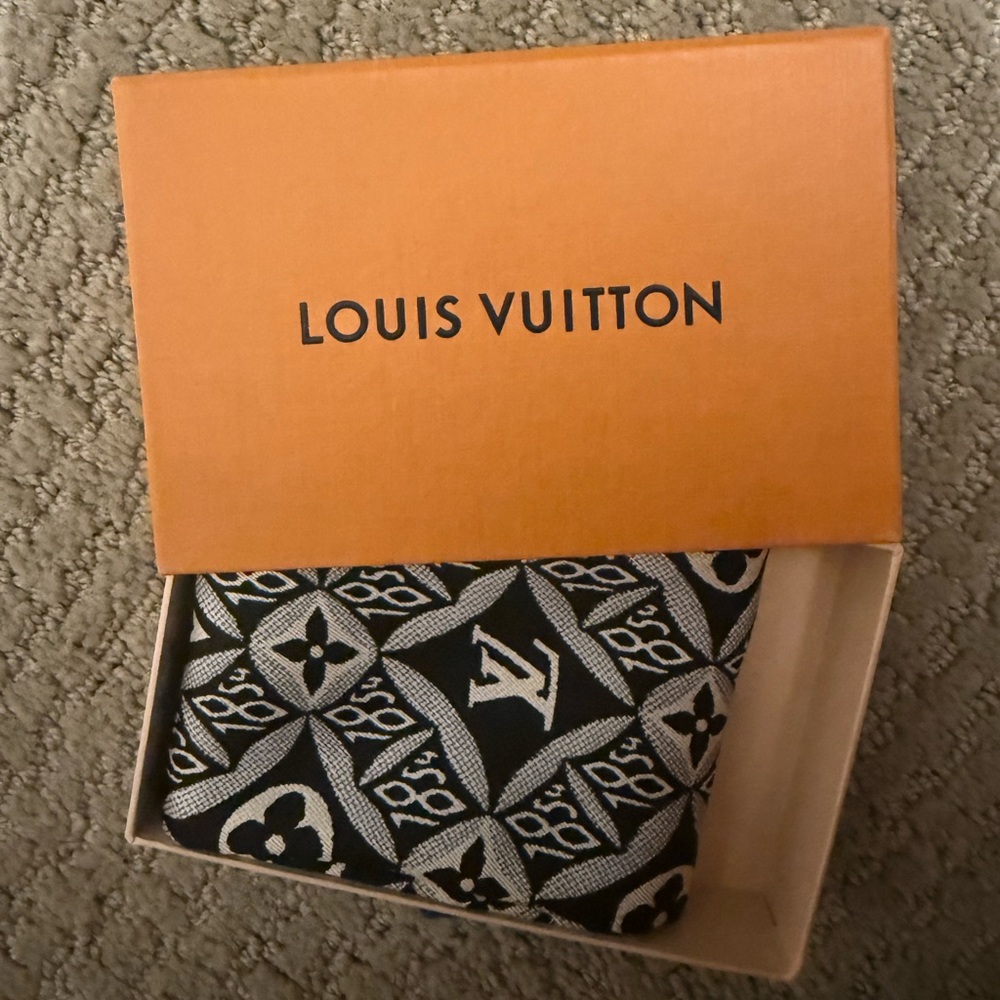 Louis Vuitton Monogram 1854 Bandeau in Black and Gray - Picture 4 of 4